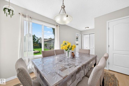 1126 Grantham Drive Nw, Edmonton, AB - Indoor Photo Showing Dining Room