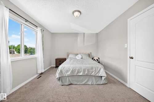 1126 Grantham Drive Nw, Edmonton, AB - Indoor Photo Showing Bedroom