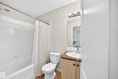 1126 Grantham Drive Nw, Edmonton, AB - Indoor Photo Showing Bathroom