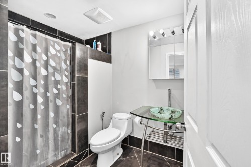 1126 Grantham Drive Nw, Edmonton, AB - Indoor Photo Showing Bathroom