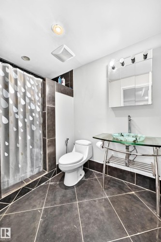 1126 Grantham Drive Nw, Edmonton, AB - Indoor Photo Showing Bathroom