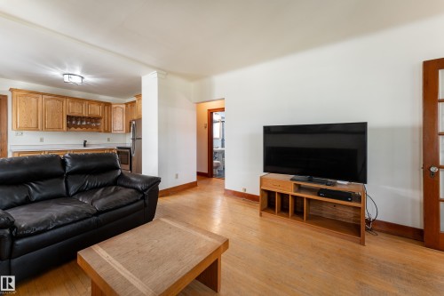 11108 81 Avenue Nw, Edmonton, AB - Indoor Photo Showing Living Room