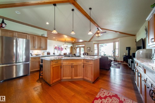 103 Argentia Beach, Rural Wetaskiwin County, AB - Indoor Photo Showing Kitchen