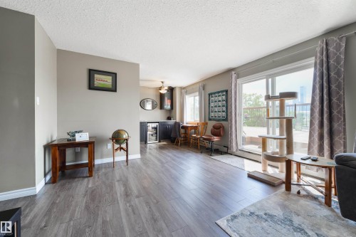 #401 11026 106 St Nw, Edmonton, AB - Indoor Photo Showing Living Room