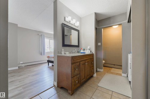 #401 11026 106 St Nw, Edmonton, AB - Indoor Photo Showing Bathroom