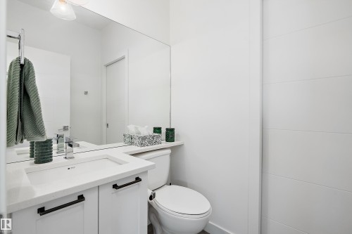 11413 126 Street Nw, Edmonton, AB - Indoor Photo Showing Bathroom