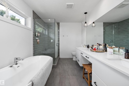 11413 126 Street Nw, Edmonton, AB - Indoor Photo Showing Bathroom