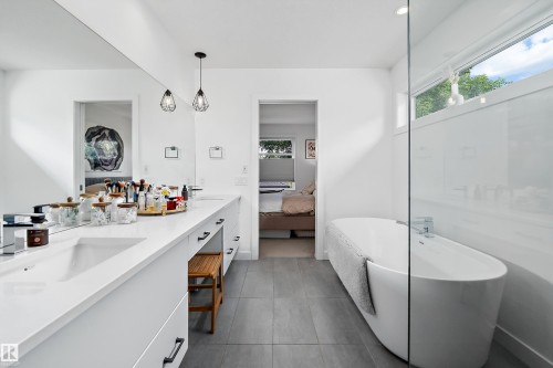 11413 126 Street Nw, Edmonton, AB - Indoor Photo Showing Bathroom