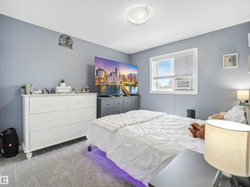 Carpeted room with a window, white window blinds, and light blue walls - 283 Ameena Drive, Leduc, AB - Indoor Photo Showing Bedroom