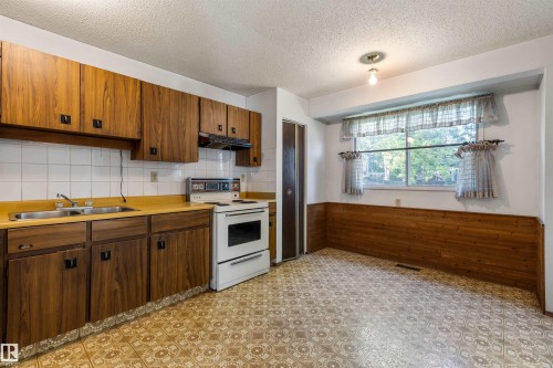17912 77 Avenue, Edmonton, AB 