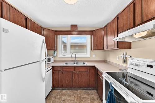 3724 54 Street, Wetaskiwin, AB - Indoor Photo Showing Kitchen With Double Sink