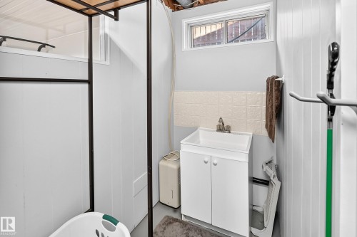 3724 54 Street, Wetaskiwin, AB - Indoor Photo Showing Laundry Room