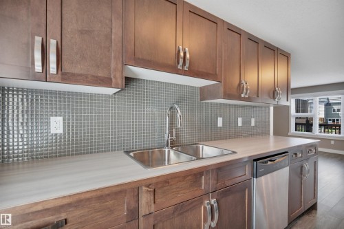 #262 401 Southfork Dr, Leduc, AB - Indoor Photo Showing Kitchen With Upgraded Kitchen