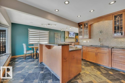 6960 21 Avenue Nw, Edmonton, AB - Indoor Photo Showing Kitchen