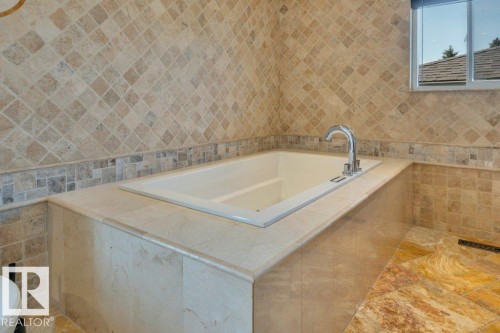6960 21 Avenue Nw, Edmonton, AB - Indoor Photo Showing Bathroom