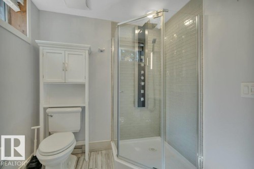 6960 21 Avenue Nw, Edmonton, AB - Indoor Photo Showing Bathroom