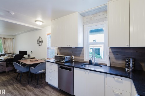 10623 76 Avenue Nw, Edmonton, AB - Indoor Photo Showing Kitchen