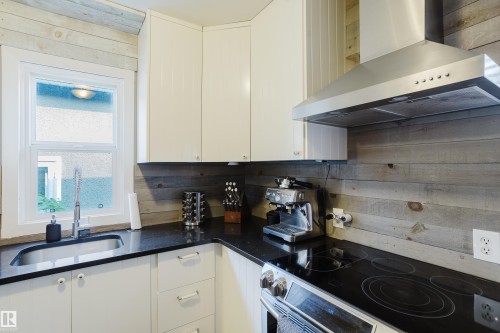 10623 76 Avenue Nw, Edmonton, AB - Indoor Photo Showing Kitchen