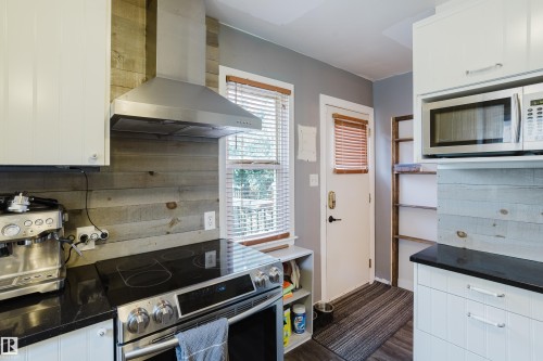 10623 76 Avenue Nw, Edmonton, AB - Indoor Photo Showing Kitchen