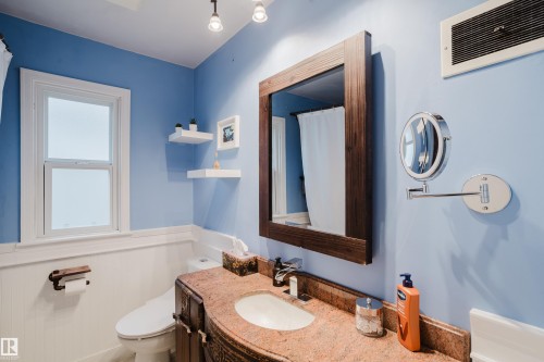 10623 76 Avenue Nw, Edmonton, AB - Indoor Photo Showing Bathroom