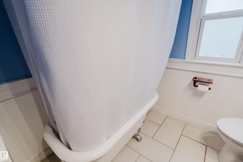 10623 76 Avenue Nw, Edmonton, AB - Indoor Photo Showing Bathroom