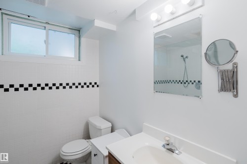 10623 76 Avenue Nw, Edmonton, AB - Indoor Photo Showing Bathroom