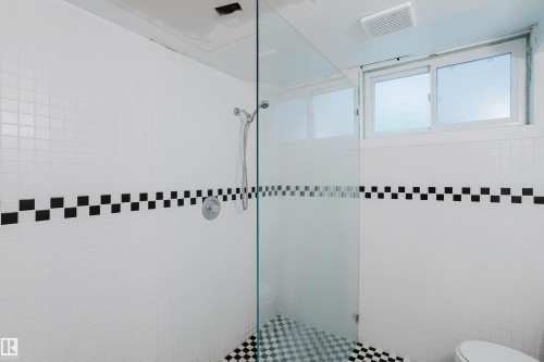 10623 76 Avenue Nw, Edmonton, AB - Indoor Photo Showing Bathroom