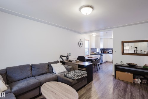 10623 76 Avenue Nw, Edmonton, AB - Indoor Photo Showing Living Room