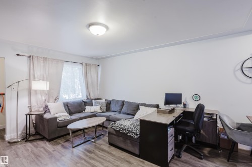10623 76 Avenue Nw, Edmonton, AB - Indoor Photo Showing Living Room