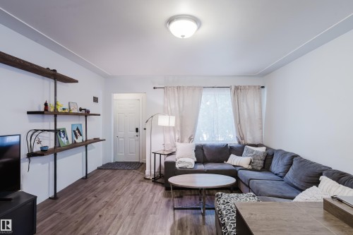 10623 76 Avenue Nw, Edmonton, AB - Indoor Photo Showing Living Room