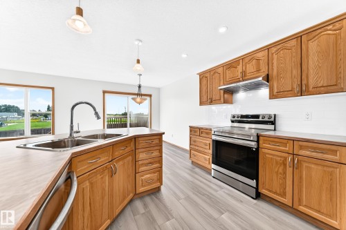686 Kananaskis Drive, Devon, AB - Indoor Photo Showing Kitchen With Double Sink