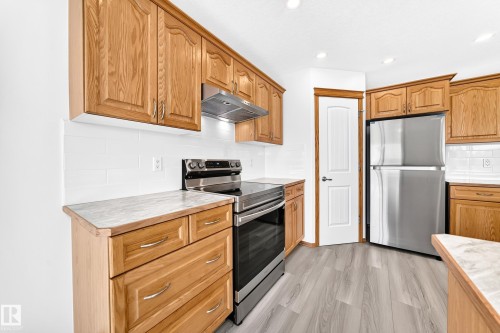 686 Kananaskis Drive, Devon, AB - Indoor Photo Showing Kitchen With Stainless Steel Kitchen