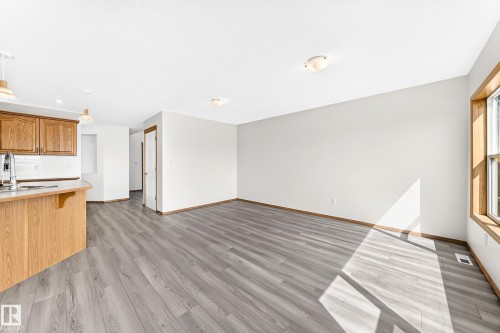 686 Kananaskis Drive, Devon, AB - Indoor Photo Showing Kitchen