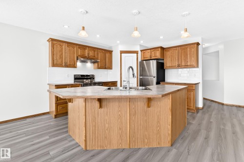686 Kananaskis Drive, Devon, AB - Indoor Photo Showing Kitchen