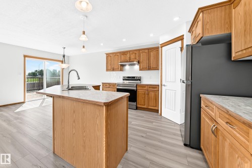 686 Kananaskis Drive, Devon, AB - Indoor Photo Showing Kitchen With Double Sink