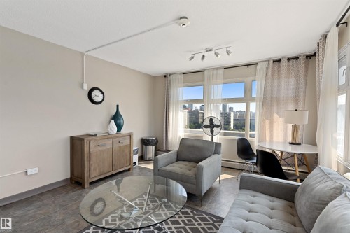 #705 9816 112 St Nw, Edmonton, AB - Indoor Photo Showing Living Room