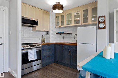 #705 9816 112 St Nw, Edmonton, AB - Indoor Photo Showing Kitchen