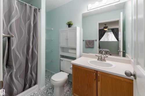 2216 134 Avenue Nw, Edmonton, AB - Indoor Photo Showing Bathroom