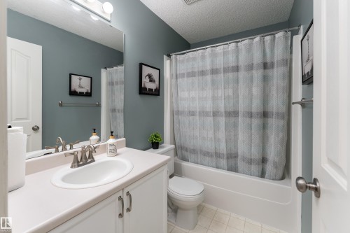 2216 134 Avenue Nw, Edmonton, AB - Indoor Photo Showing Bathroom