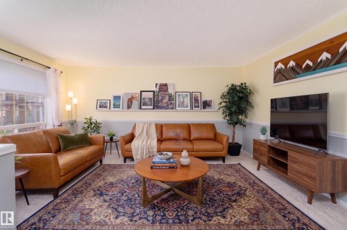 2216 134 Avenue Nw, Edmonton, AB - Indoor Photo Showing Living Room