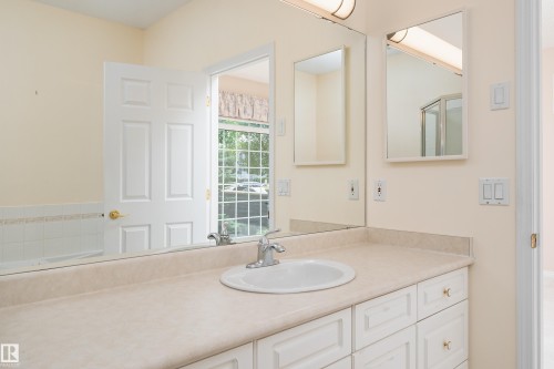 434 Tory Point(E) Nw, Edmonton, AB - Indoor Photo Showing Bathroom