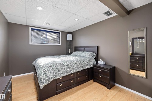 3019 33 Avenue Nw, Edmonton, AB - Indoor Photo Showing Bedroom
