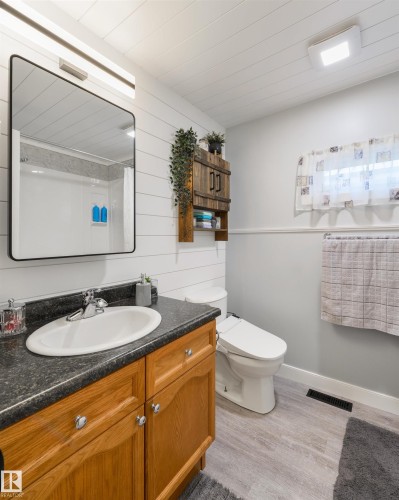 15 Post Road, Edmonton, AB - Indoor Photo Showing Bathroom