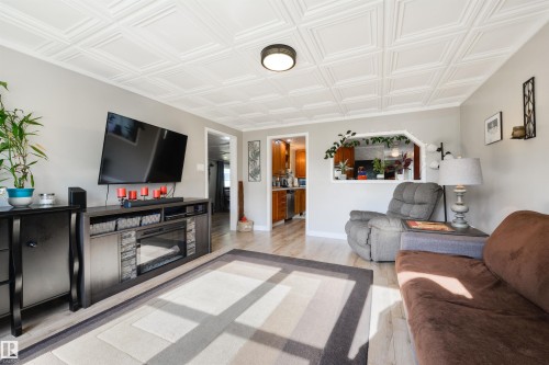 15 Post Road, Edmonton, AB - Indoor Photo Showing Living Room