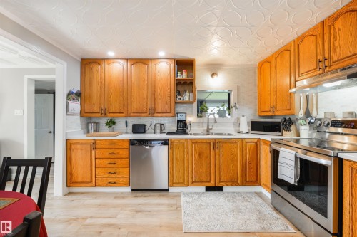 15 Post Road, Edmonton, AB - Indoor Photo Showing Kitchen