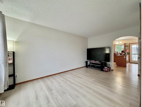 #4 320 Spruce Ridge Rd, Spruce Grove, AB - Indoor Photo Showing Living Room