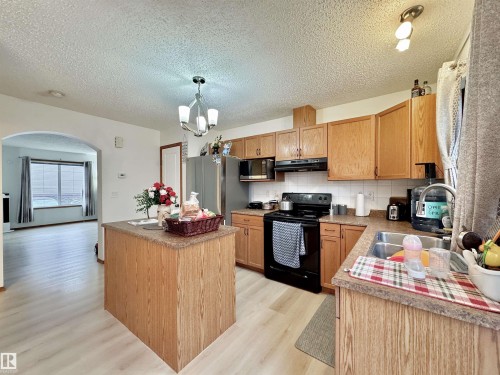 #4 320 Spruce Ridge Rd, Spruce Grove, AB - Indoor Photo Showing Kitchen With Double Sink