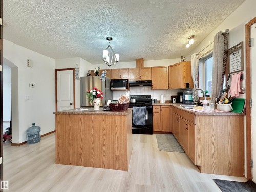 #4 320 Spruce Ridge Rd, Spruce Grove, AB - Indoor Photo Showing Kitchen