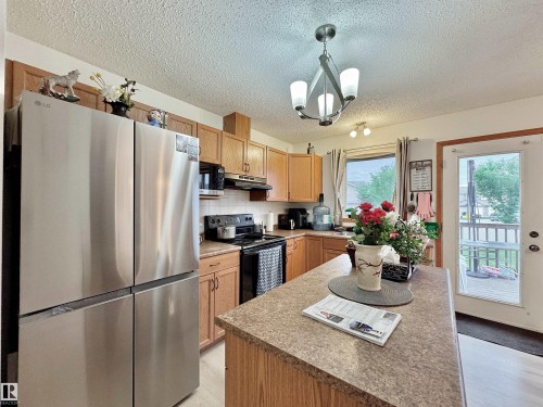 #4 320 Spruce Ridge Rd, Spruce Grove, AB - Indoor Photo Showing Kitchen