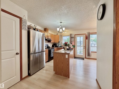 #4 320 Spruce Ridge Rd, Spruce Grove, AB - Indoor Photo Showing Kitchen